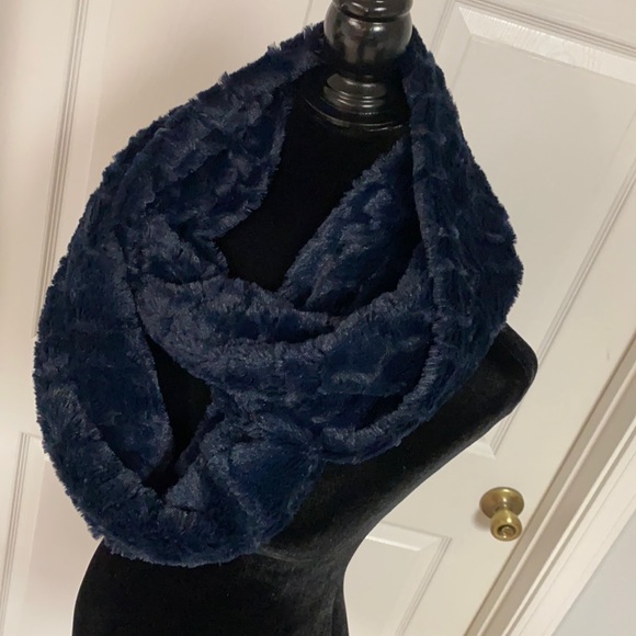 Infinity Dark blue faux fur wrap/scarf- one size - Picture 3 of 8